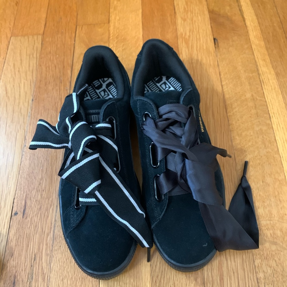 Black puma sneakers